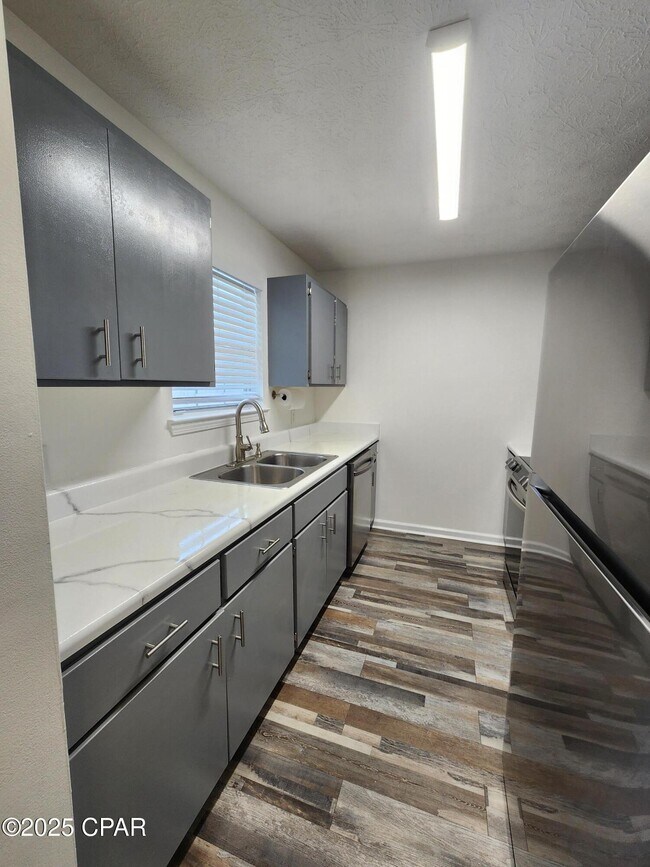 Foto del edificio - 6303 Causeway Rd