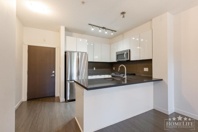 Building Photo - 2 - Bed + 2 - Bath Condo for Rent in Surrey!