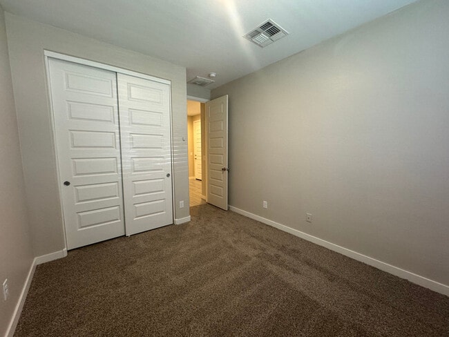 Building Photo - Spacious 5 Beds 2 Baths in Phoenix
