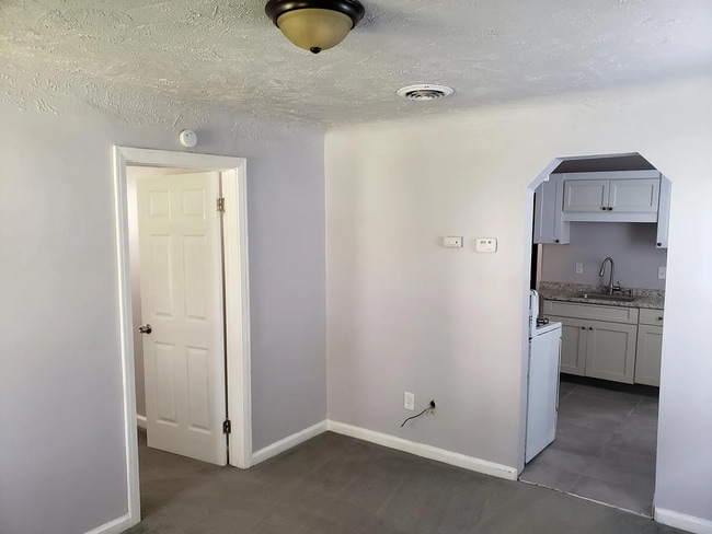 Building Photo - Your Cozy 2-Bedroom Retreat: Fenced Yard, Modern Upgrades & Perfect Location!