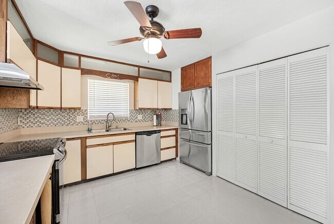Foto del edificio - 539-107 107th Ave N