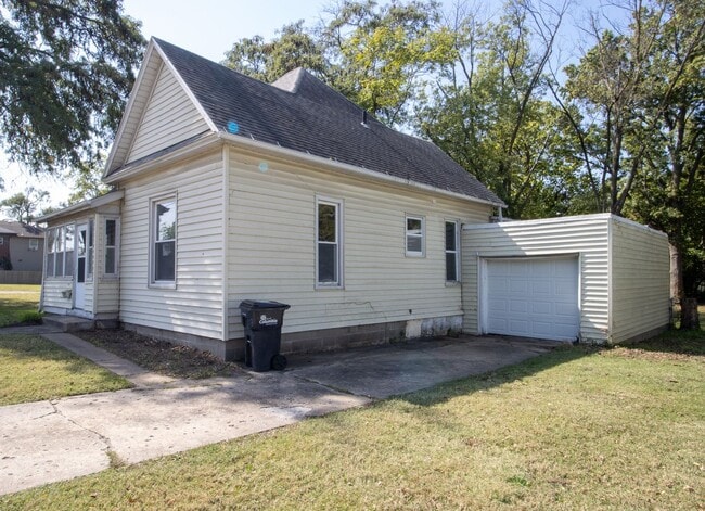 Building Photo - 4bd/1ba