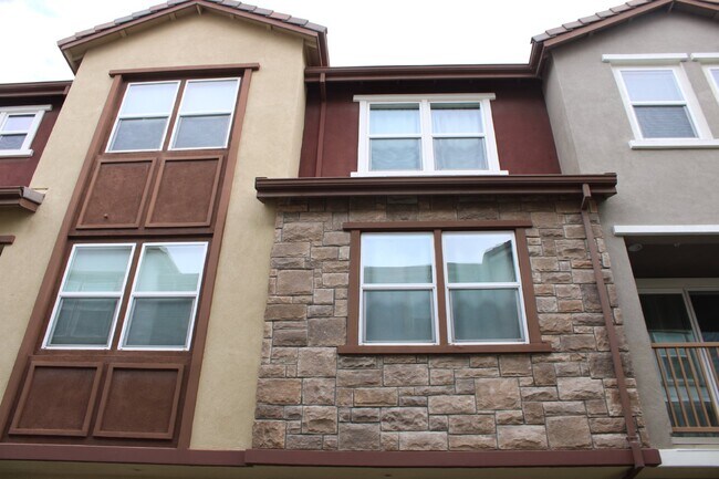 Foto del edificio - Beautiful 3 Bed, 3 Bath Condo in Perfect M...