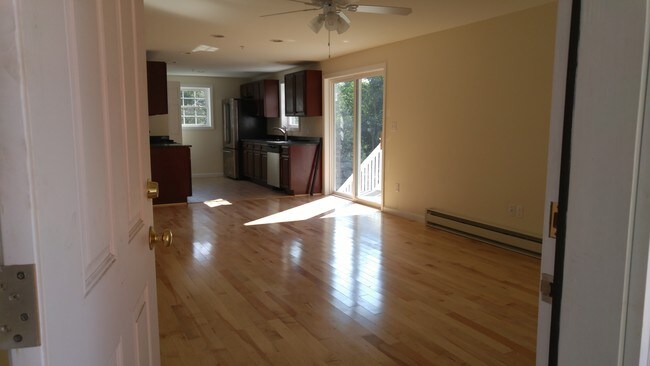 Sala de estar - 28 Old Pine Hill Rd
