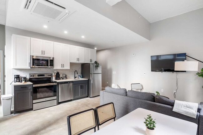 Building Photo - 205 W 4th St