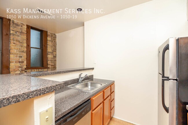 Foto del edificio - 1050 W Dickens Ave