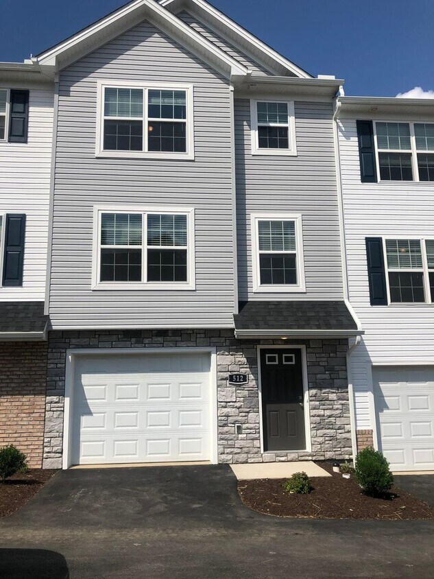 Foto principal - Coming Soon- Beautiful 3 Bedroom, 2.5 Bath...