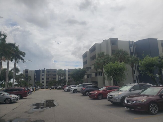 Foto del edificio - 10000 NW 80th Ct