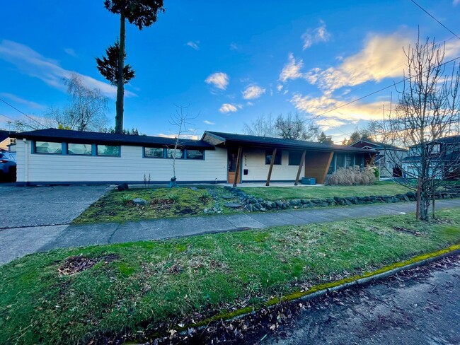 Building Photo - Ranch 3 bed 2 bath Midcentury Home in SE P...