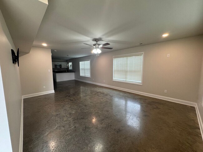 Foto del edificio - 5 Bedroom 2 Bathroom Home for Rent close t...