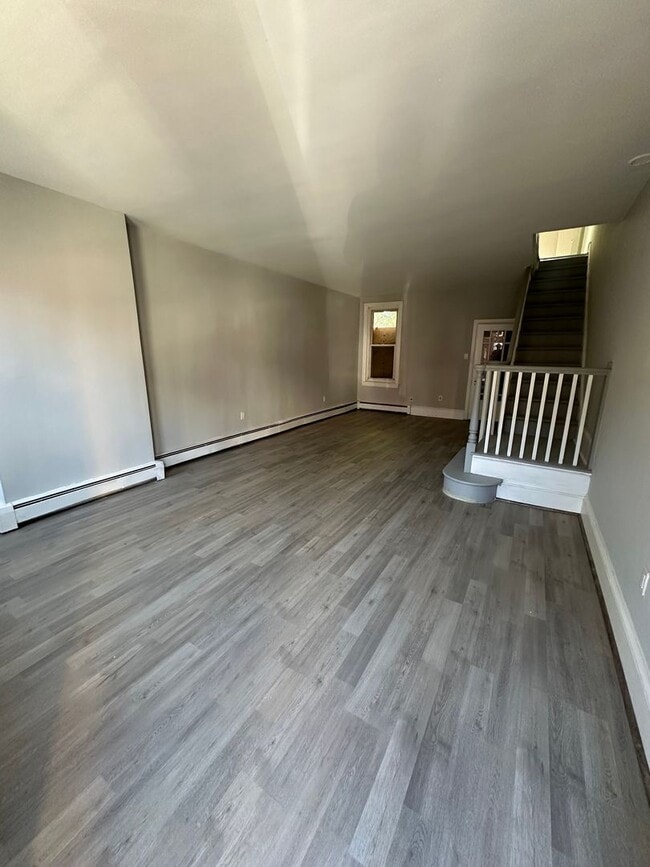 Building Photo - Fully renovated 3 bed, 1 bath townhome