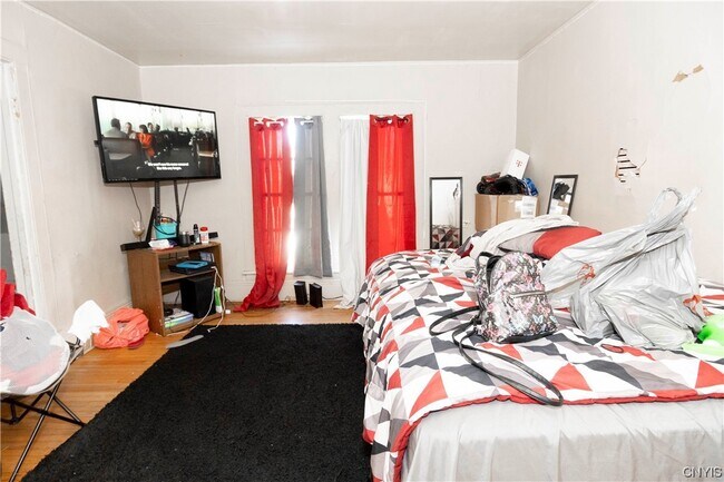 Configuración de la sala de estar como dormitorio - 525 Tallman St