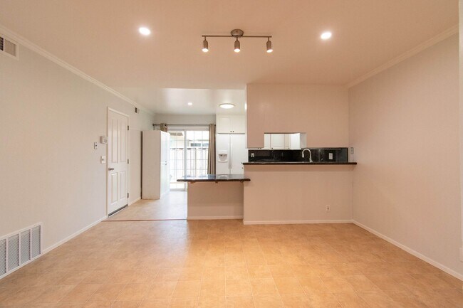 Building Photo - Beautiful hardwood floors! Great Neighborh...