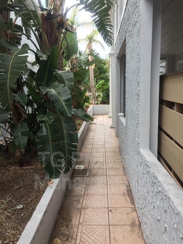 Building Photo - 211