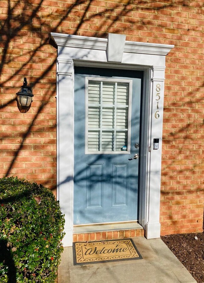 Building Photo - Gorgeous 3bed/2.5 Bath Townhome In Desirab...