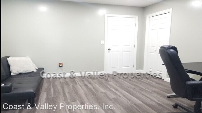 Building Photo - 3 br, 2 bath House - 1018 El Camino Real N.