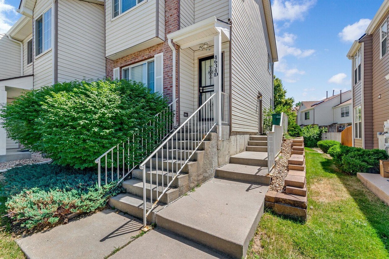 Foto principal - 2 bed / 3.5 bath / Aurora Townhome