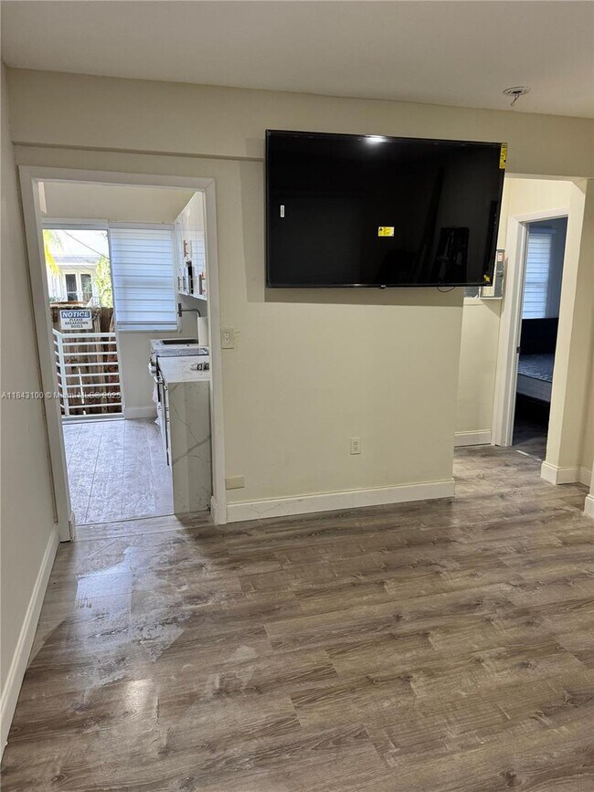 Foto del edificio - 4730 Pine Tree Dr