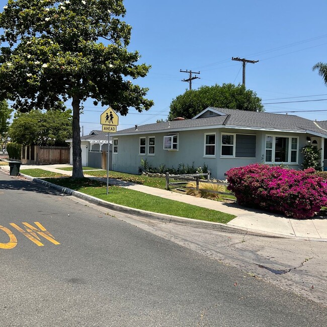 Building Photo - FOR LEASE 3 Bedroom 2 Bath Corner Lot Home