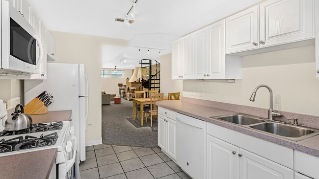 Kitchen - 1041 W Belden Ave