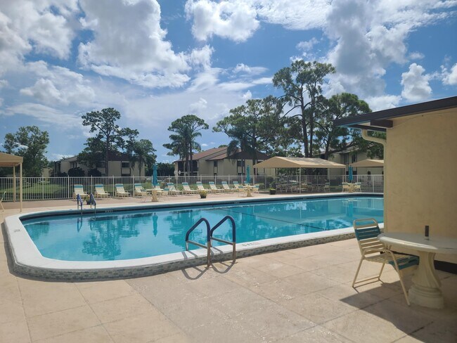 Foto del edificio - 317 Knotty Pine Cir