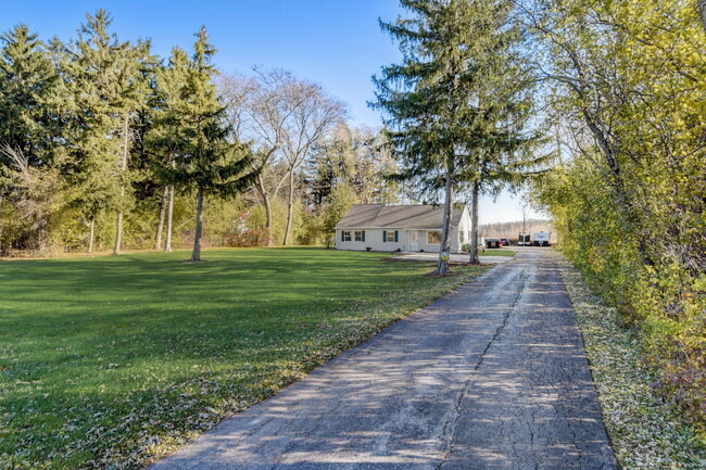 Building Photo - 10216 N Baehr Rd