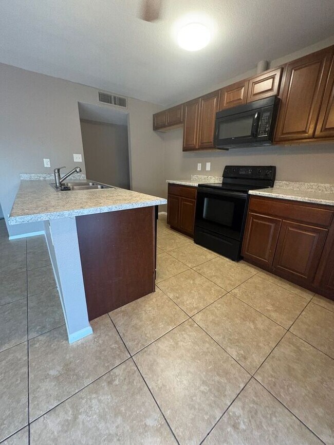 Foto del edificio - READY TO VIEW NOW! Spacious 3 Bed 1 Bath Home in Phoenix with all New Windows