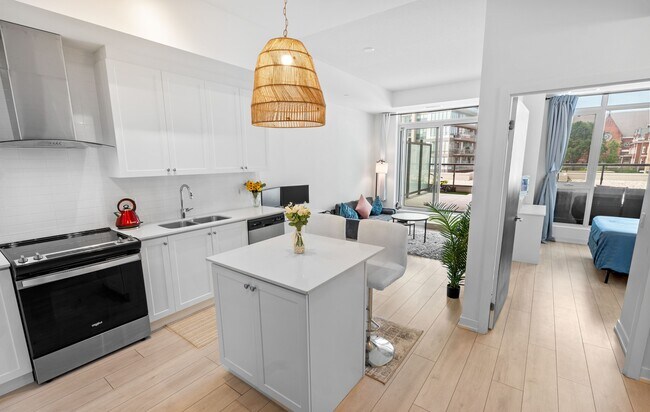 Building Photo - Modern Condo With Expansive Private Terrace!