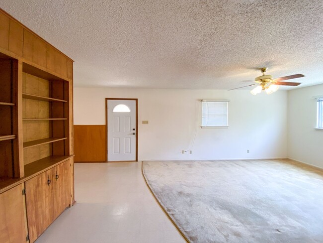 Building Photo - Perfect single apartment 2 bedroom 1 bath