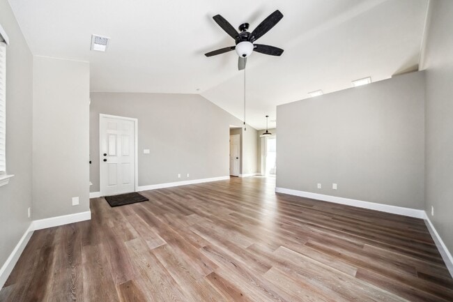 Building Photo - 3/2 Fully Updated with Fenced Yard/Dog Friendly/ Close to Everything central Redding