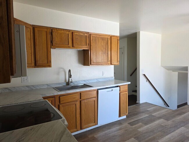 Foto del edificio - Large 4 Bed Home Available