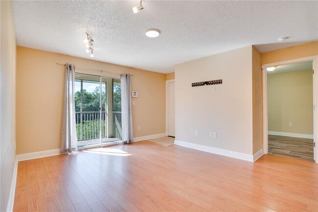 Building Photo - 806 Lake Haven Square