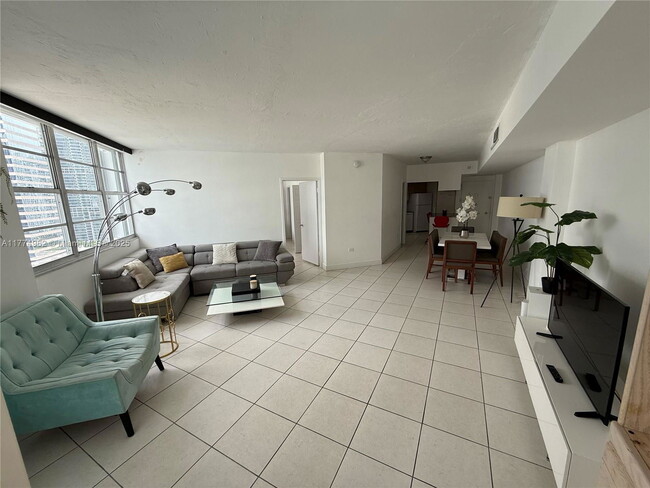 Building Photo - 870 Brickell Bay Dr