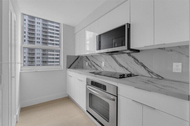 Building Photo - 1155 Brickell Bay Dr