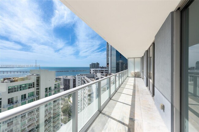 Foto del edificio - 1300 Brickell Bay Dr