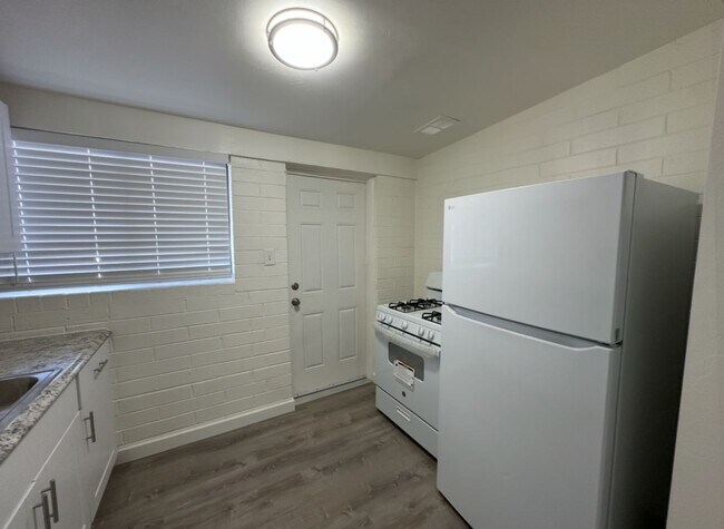 Building Photo - 1022 N Palo Verde Blvd