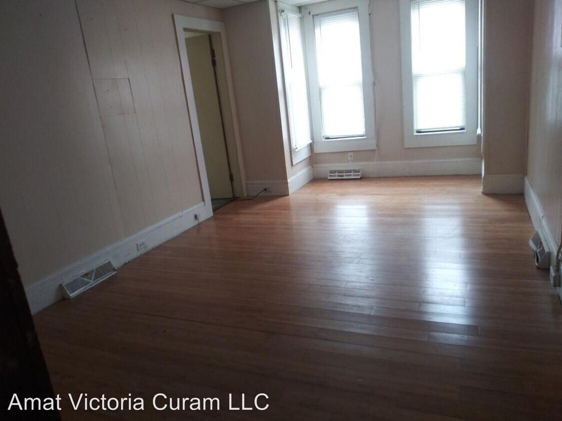 Primary Photo - 24 Parker St
