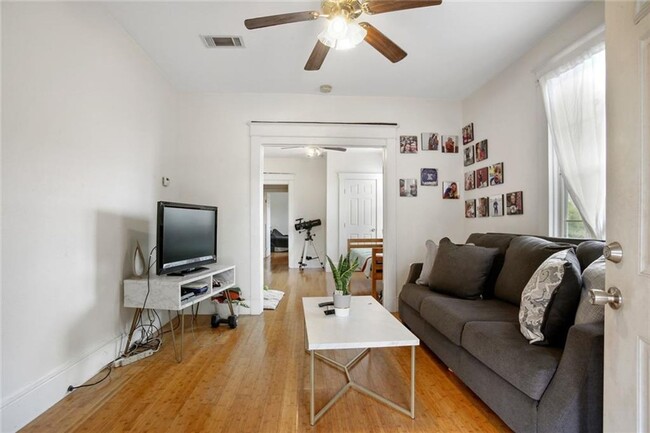 Building Photo - Bright and airy 2 bedroom/1 bath half a Du...