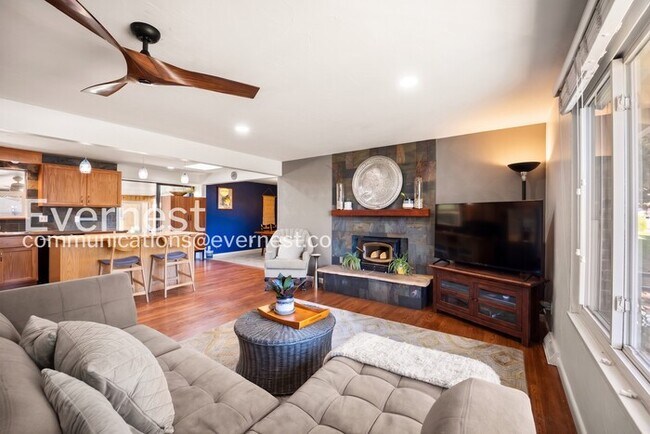 Building Photo - 4-Bed/2-Bath House Charming Home with Fenced Yard/ Available Now!