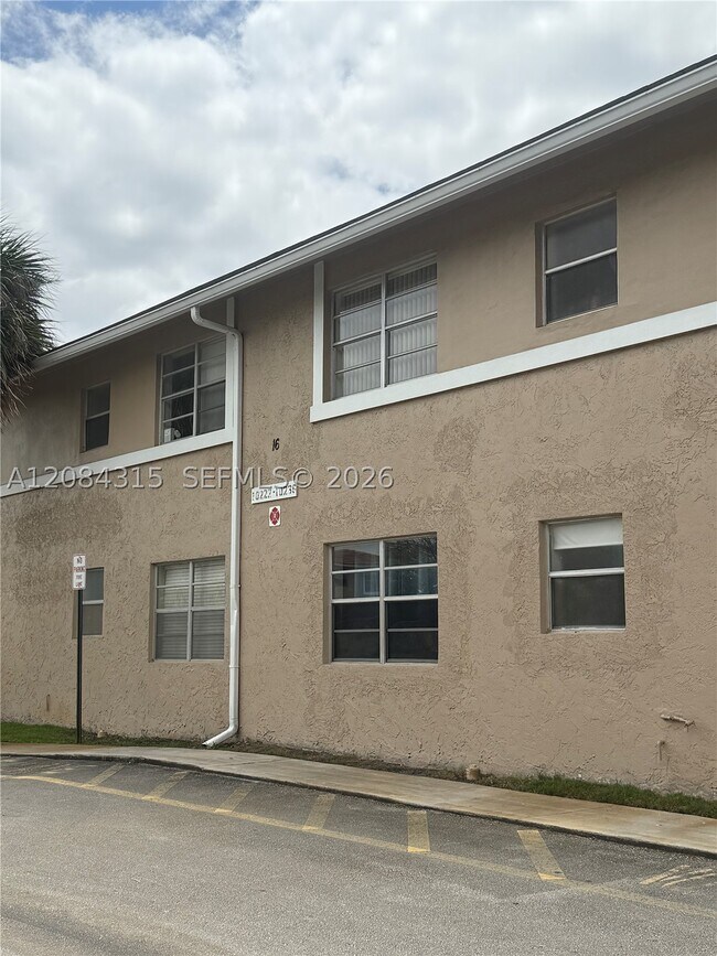 Foto del edificio - 10228 Twin Lakes Dr