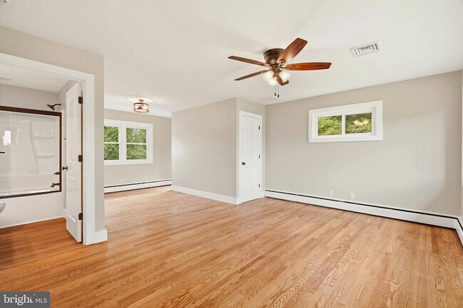 Foto del edificio - 8643 Ridge Rd
