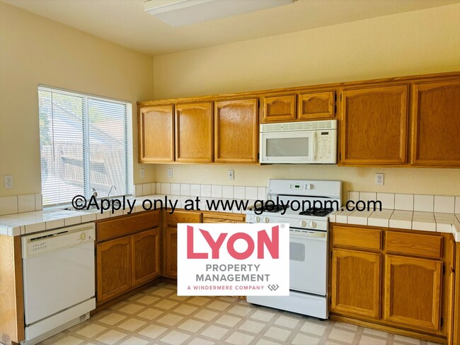 Building Photo - Spacious Vintage Park 2 bedroom 2 bath Hal...