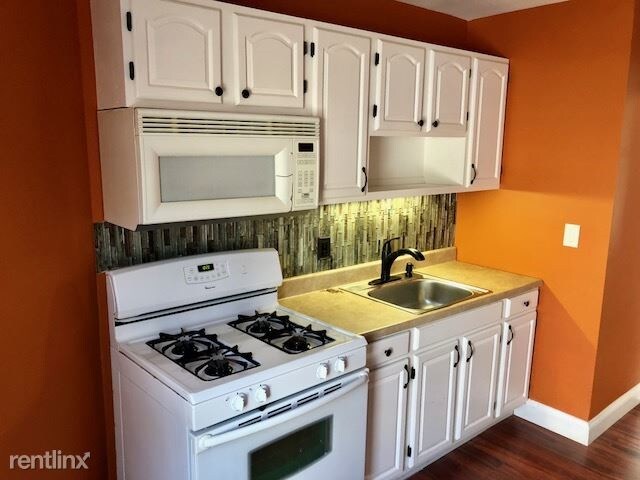 Building Photo - 2 br, 1 bath Apartment - 7426 Amboy Rd