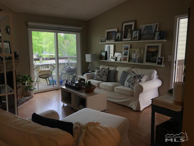 Foto del edificio - 7680 Bluestone Dr