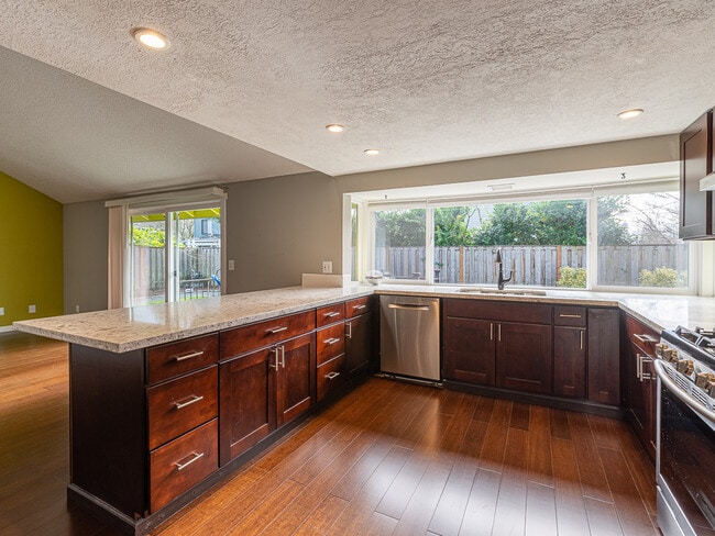 Building Photo - Coburg Ln - Beaverton