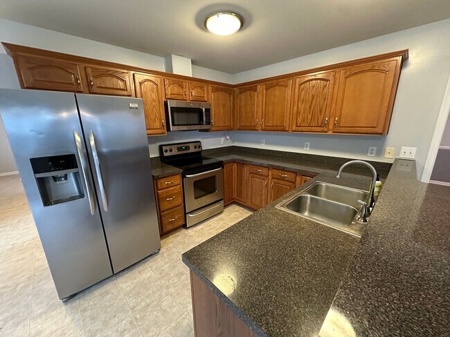 Foto del edificio - Spacious 4BR/3.5BA Two-Story Home in Queenswood Subdivision