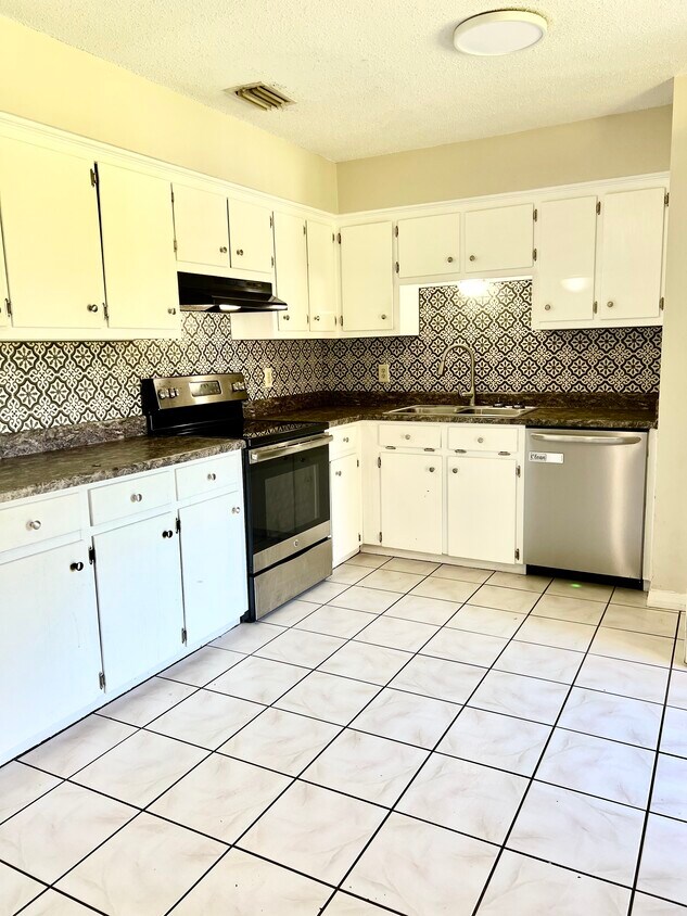 Cocina remodelada - 10612 Ford Dr