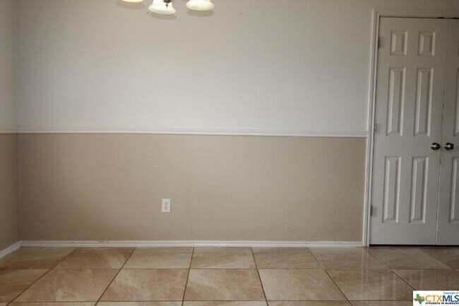 Building Photo - 1106 Dixon Cir