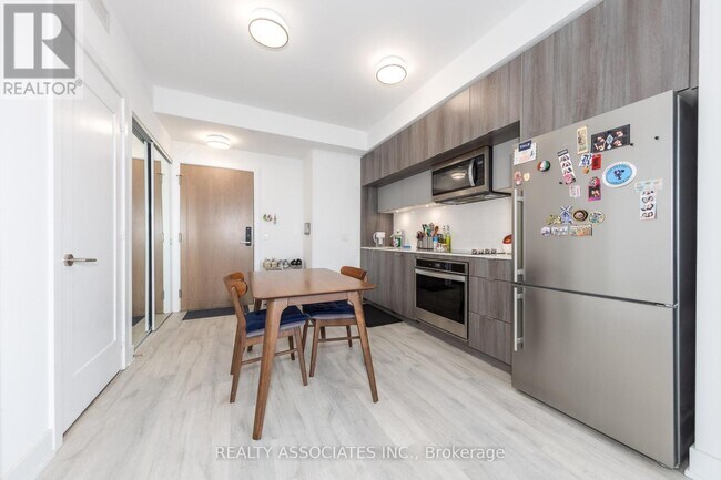 Photo du bâtiment - 585 Bloor St E