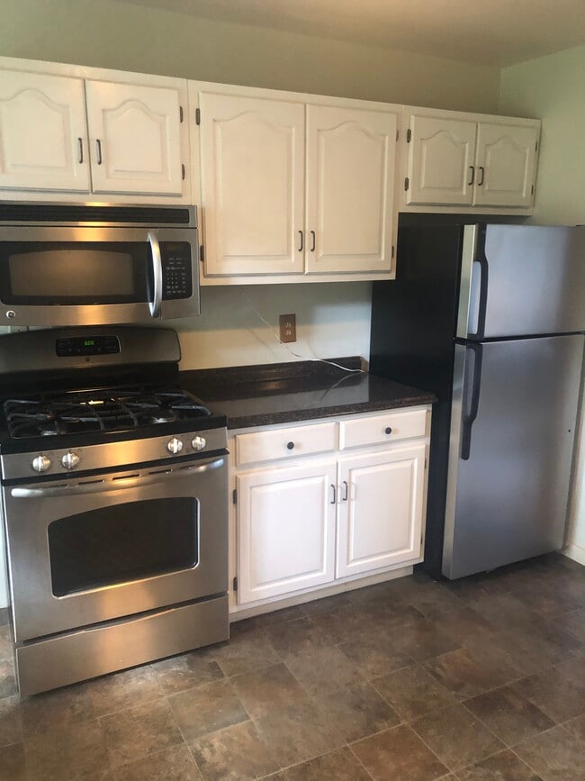 Kitchen view 2 / gas stove, microwave, fridge - 955 Meadowbrook Dr